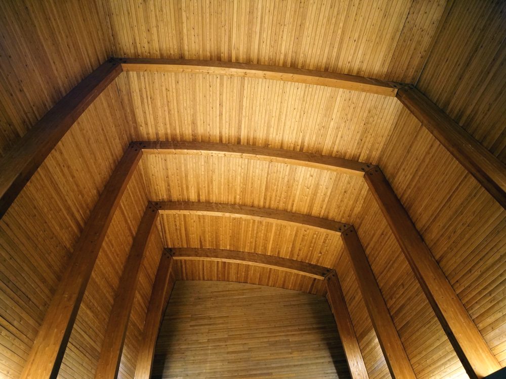 梁をあらわしにした、木の天井の新築住宅