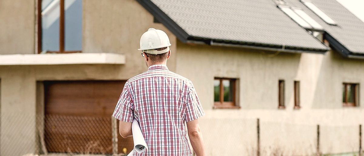 現場を確認する当社の施工管理担当