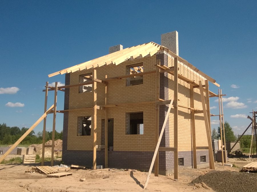 木造の柱と梁を組み上げている建て方の様子